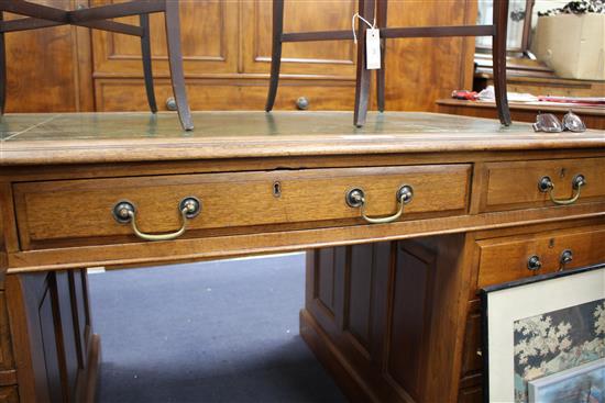 An Edwardian walnut pedestal desk, with later green skiver and nine drawers, W.152cm D.84cm H.76cm